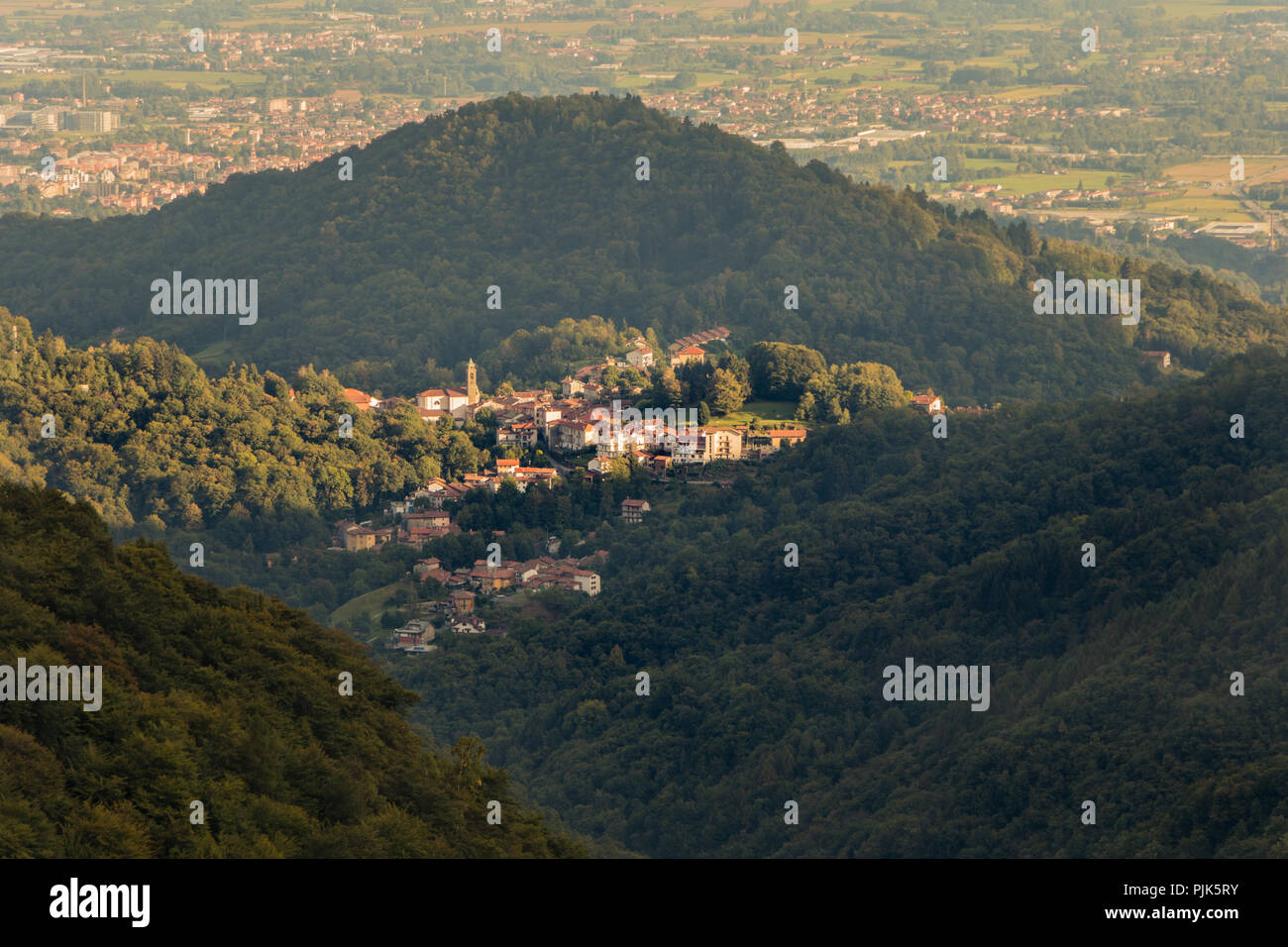 La luce del tramonto sulla città di Favaro, Biella nella regione Piemonte ai piedi di Oropa località famosa per il suo santuario Foto Stock