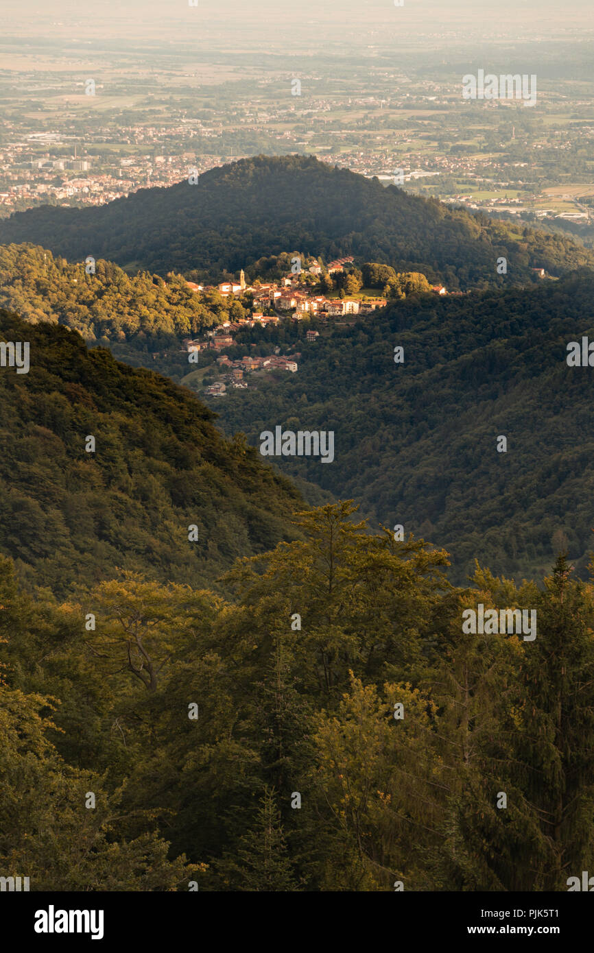 La luce del tramonto sulla città di Favaro, Biella nella regione Piemonte ai piedi di Oropa località famosa per il suo santuario Foto Stock