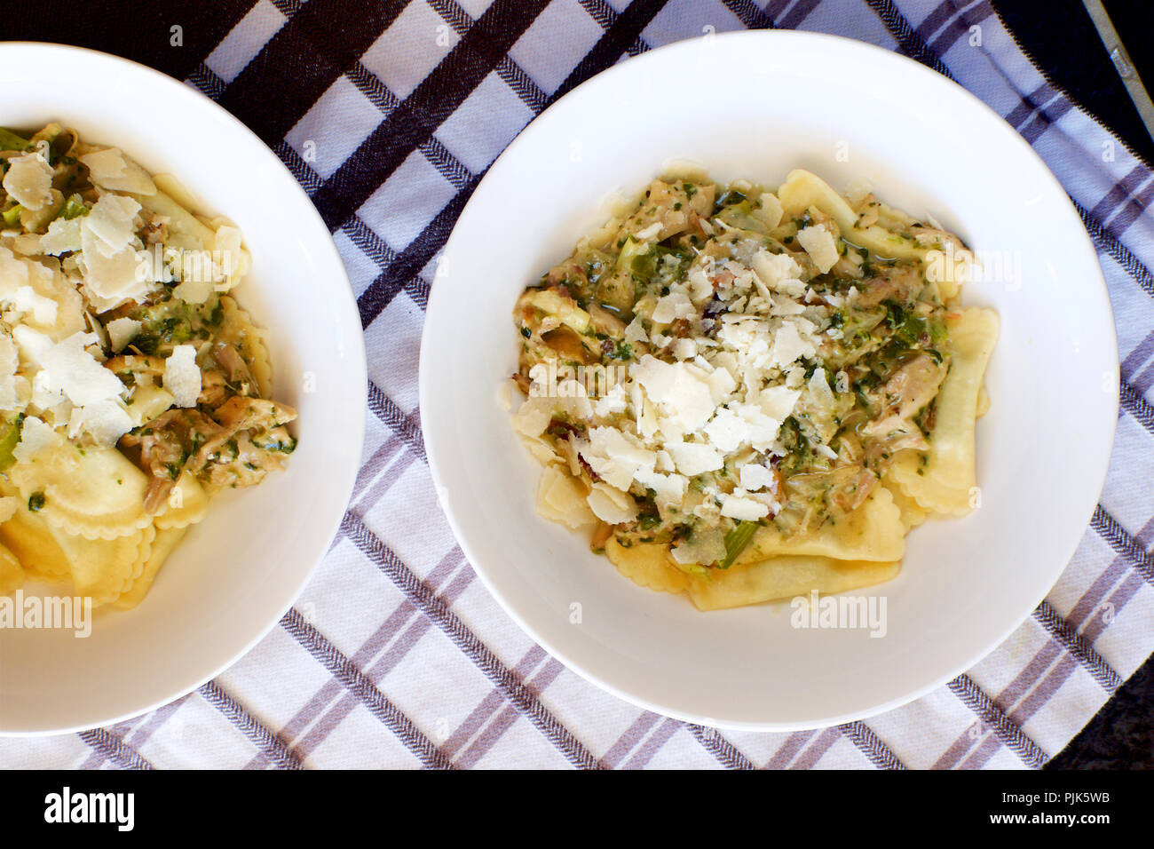 Ricotta fresca e spinaci agnolotti con pollo e salsa di verdure. Foto Stock