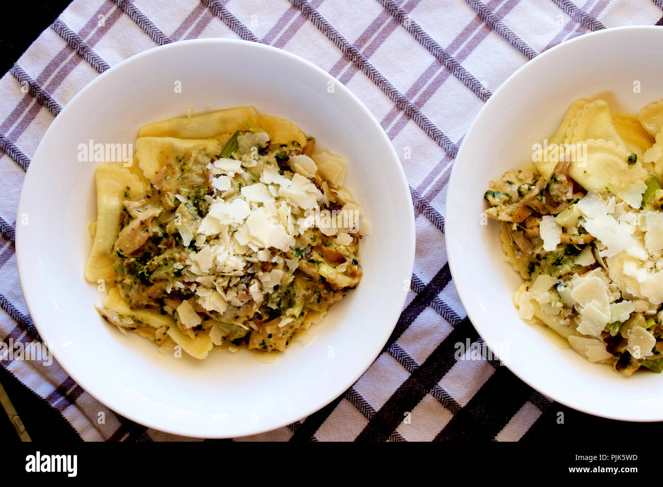 Ricotta fresca e spinaci agnolotti con pollo e salsa di verdure. Foto Stock