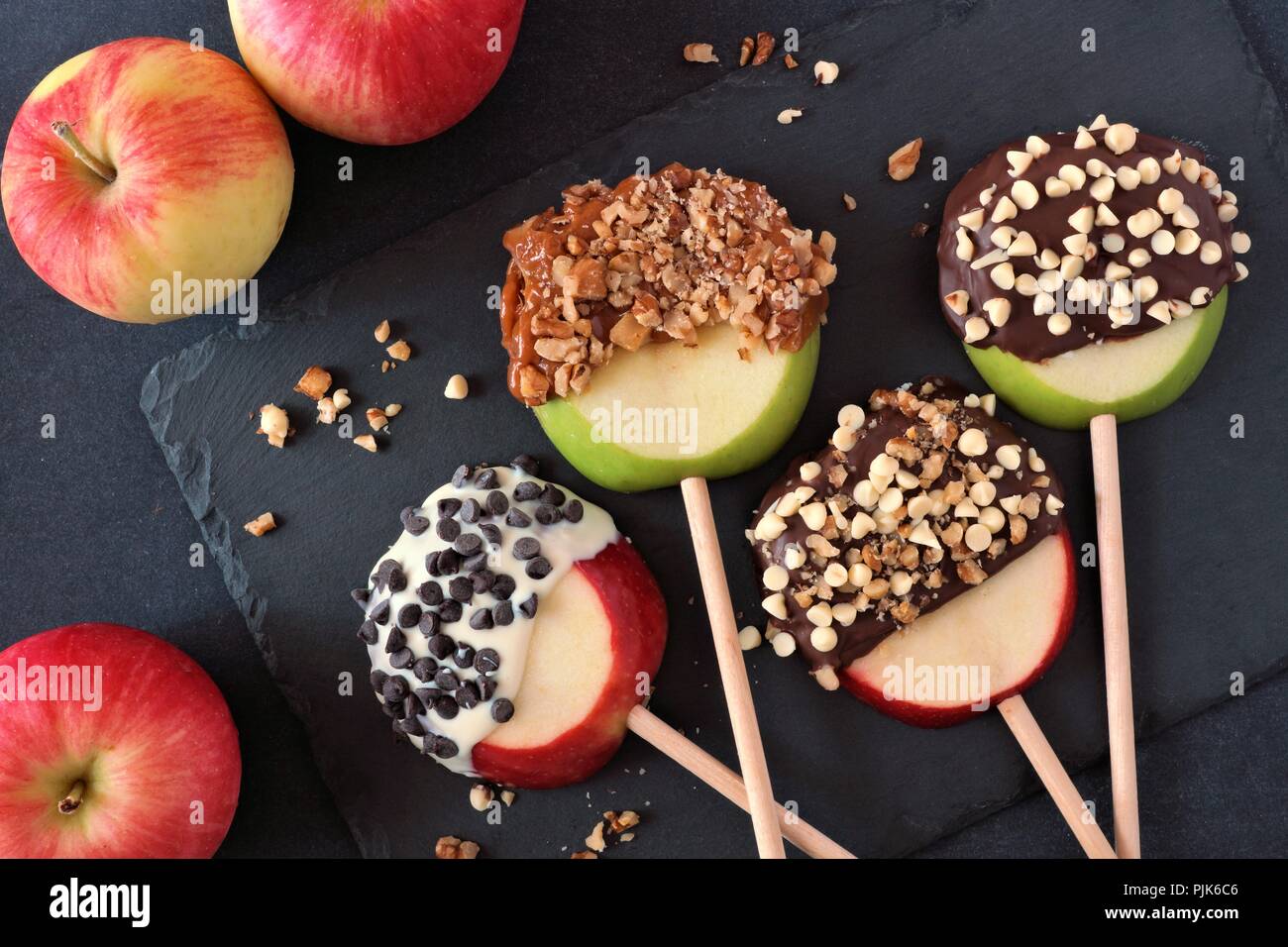 Cioccolato e caramello mele anabbaglianti tornate al di sopra di scena al buio su un sfondo di ardesia Foto Stock