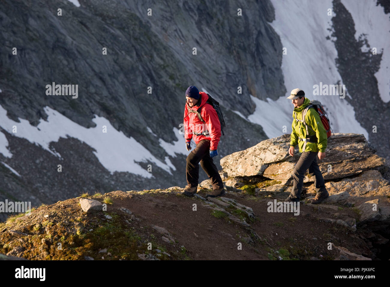 Gli alpinisti sulla salita al Ahornspitze, Alpi della Zillertal, Tirolo, Austria. Foto Stock
