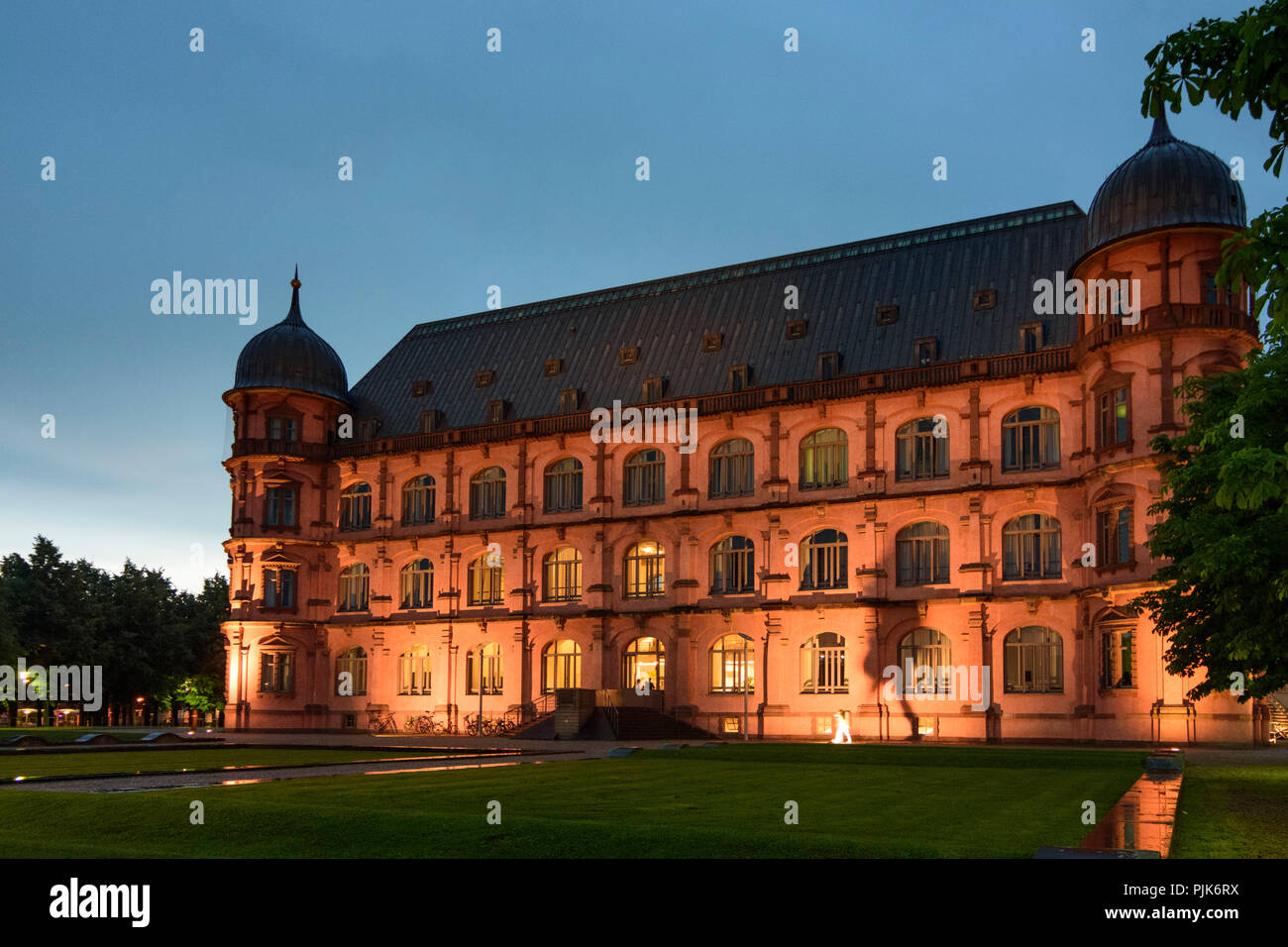 Karlsruhe, castello Schloss Gottesaue, oggi Hochschule für Musik (College of Music), studenti, pioggia in Germania, Baden-Württemberg, Kraichgau-Stromberg Foto Stock