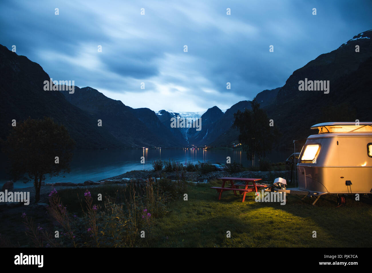 Norvegia, Stryn, ghiacciaio Jostedalsbreen, Briksdalsbreen, campeggio di notte Foto Stock