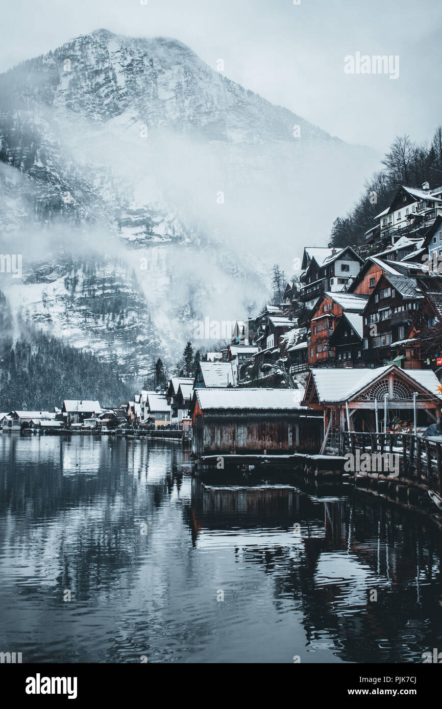Austria, Austria superiore, regione del Salzkammergut, Hallstatt in inverno Foto Stock