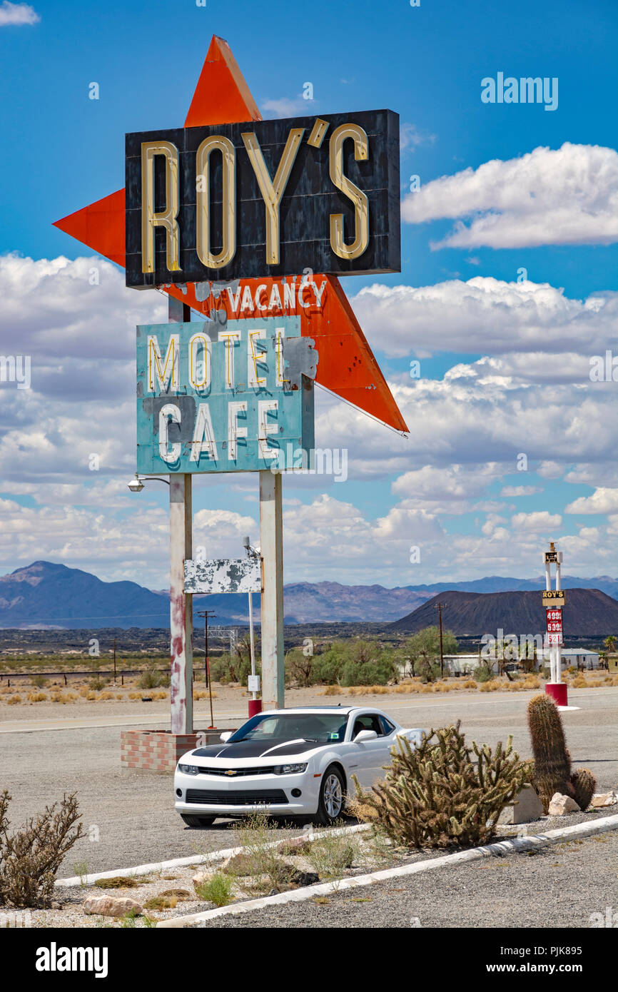 California, Deserto Mojave, San Bernardino County, storica Route 66, Amboy, Roy's Motel, Café, vettura ad alte prestazioni, cactus Foto Stock