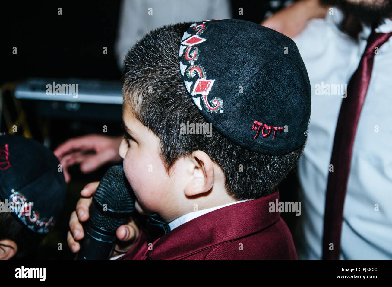 Torna bambino indossando un kippa , a un matrimonio Foto Stock