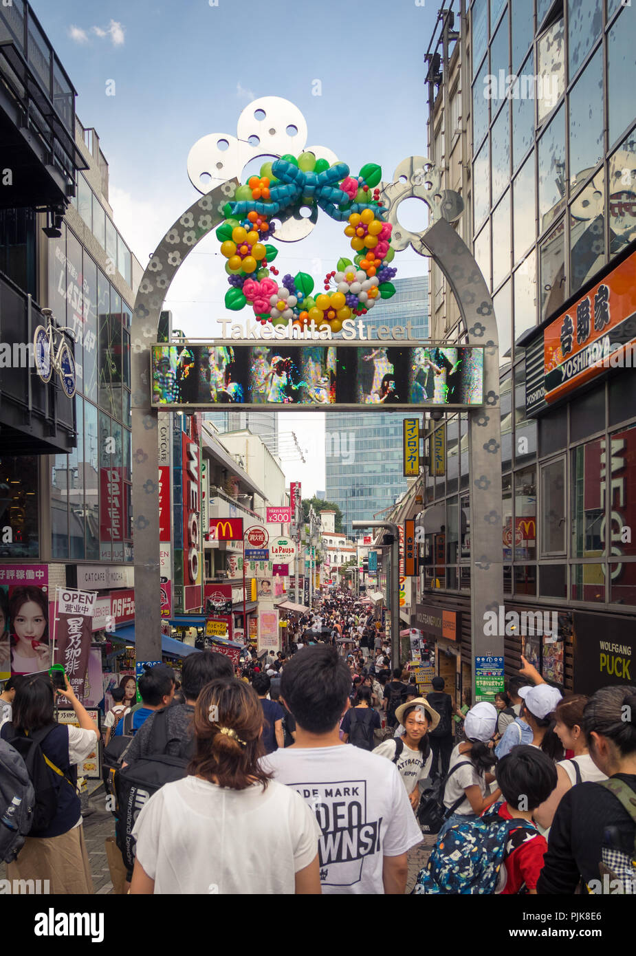Vista di Takeshita-dori (Takeshita Street), una strada pedonale dello shopping foderato con boutique alla moda, caffetterie e ristoranti a Harajuku, Tokyo, Giappone. Foto Stock