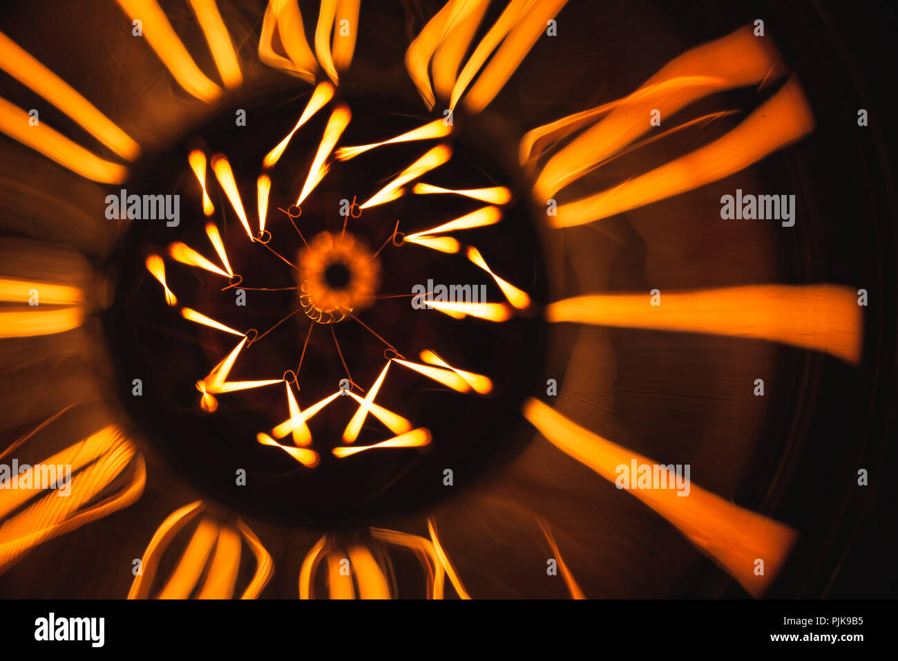 Stilizzato retrò grande lampada di tungsteno incandescente su sfondo scuro, vista dall'alto, foto macro con il fuoco selettivo Foto Stock