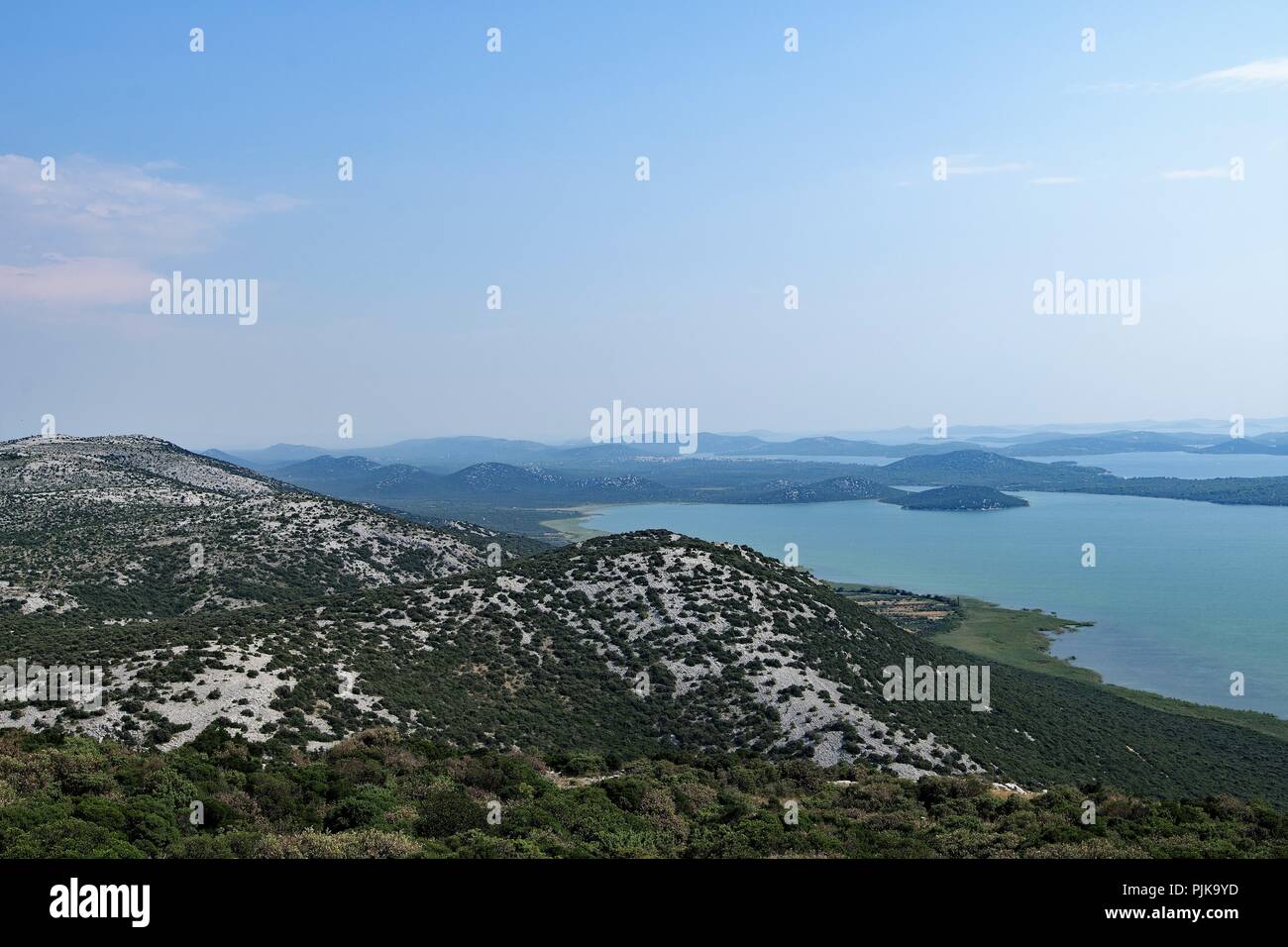 Vista di Vransko jezero, la più grande che si verificano naturalmente lago in Croazia. Foto Stock