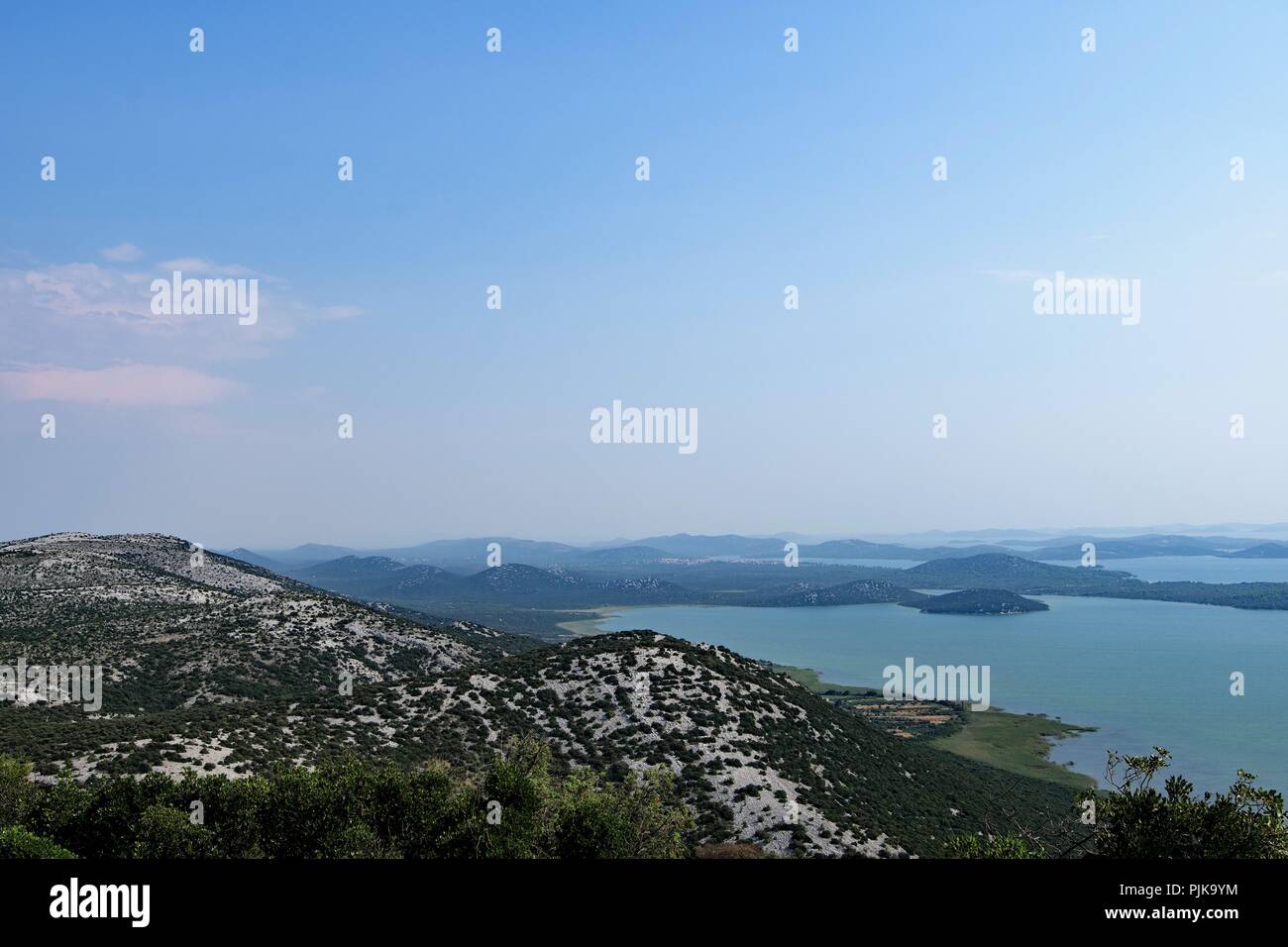 Vista di Vransko jezero, la più grande che si verificano naturalmente lago in Croazia. Foto Stock