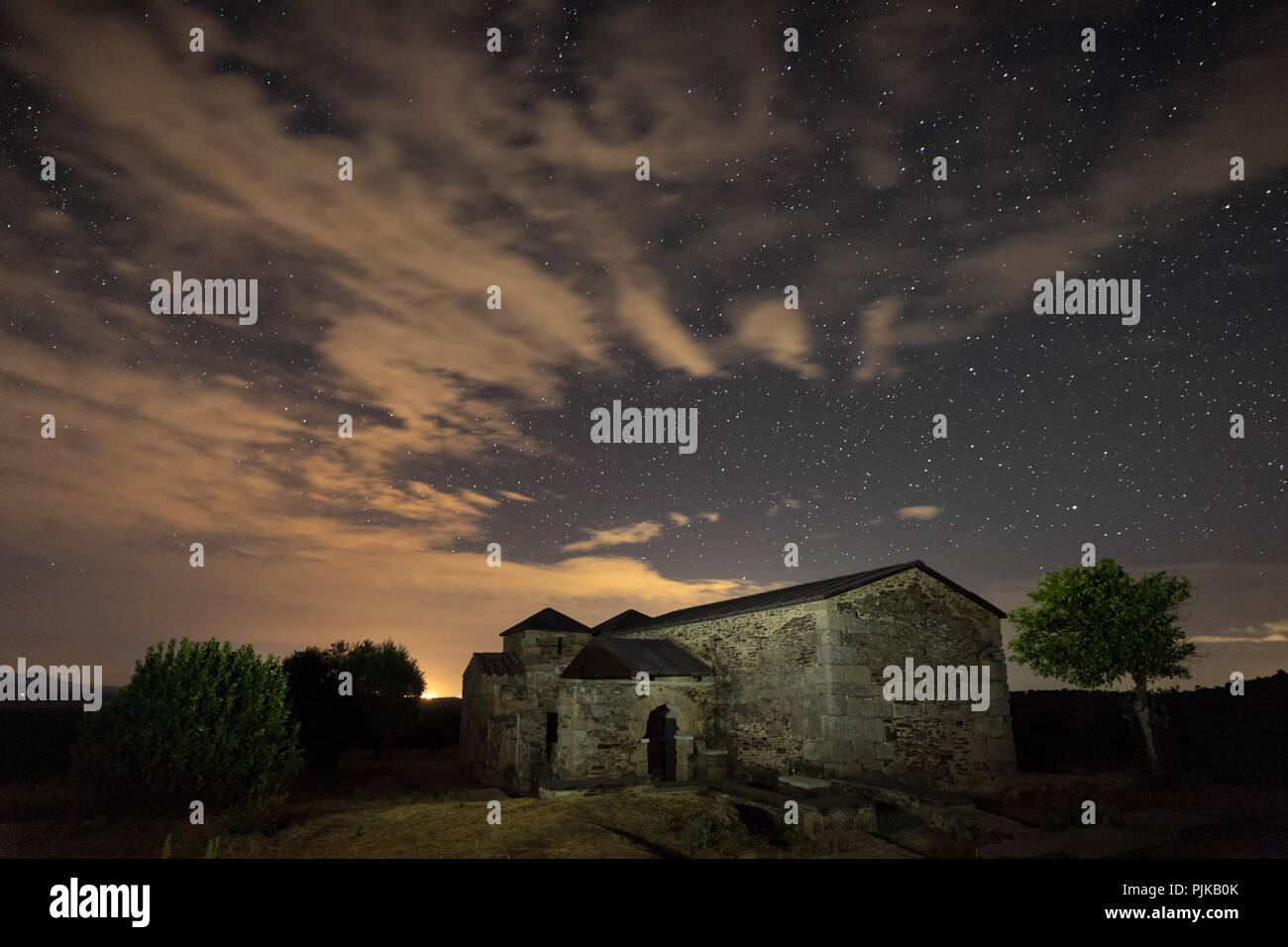 Paesaggio notturno con la Visigotica Basilica di Santa Lucia del Trampal. Acuescar. Spagna. Foto Stock