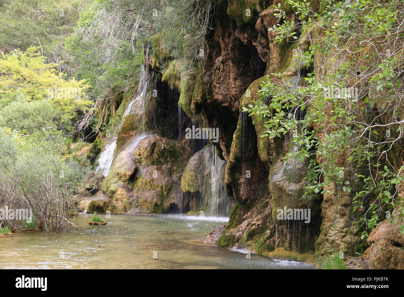 Cascate nel parco naturale della nascita del Río Cuervo, nelle montagne di Cuenca, Spagna Foto Stock