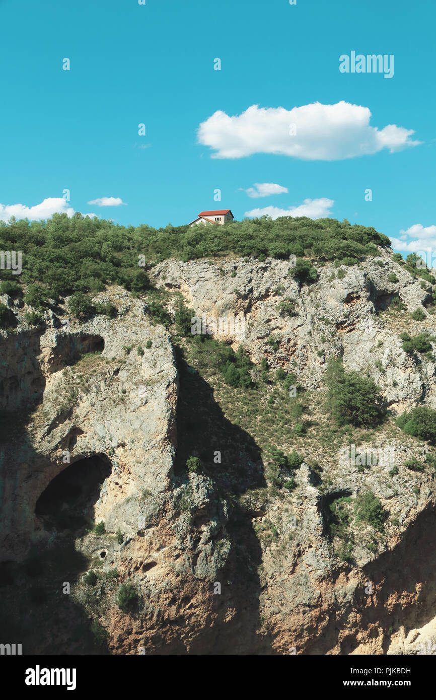 Casa di montagna visto dal Ventana del Diablo, vicino a Cuenca, nella regione di Castilla la Mancha, in Spagna Foto Stock