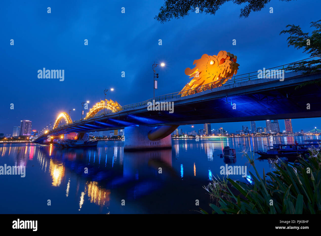Dragon Bridge di notte in Da Nang, Vietnam. Il la testa del dragone ne immette nell'atmosfera di fiamme e spruzzi di acqua ogni fine settimana, ed è un punto di riferimento per la città. Foto Stock