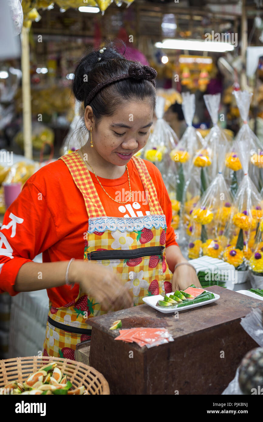 Giovane donna Thai lavorando al Yodpiman il mercato dei fiori (noto anche come Bangkok il mercato dei fiori, Talad Pak Klong a Bangkok, Thailandia. Foto Stock