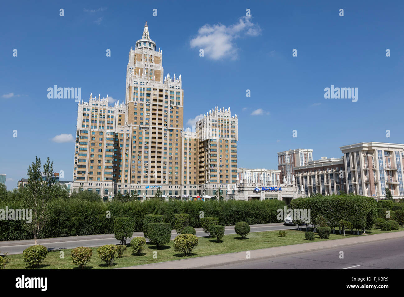 Ad Astana, Kazakistan, 3 Agosto 2018: architettura moderna grattacieli ed elemento di Stalin impero nel centro di Astana Foto Stock