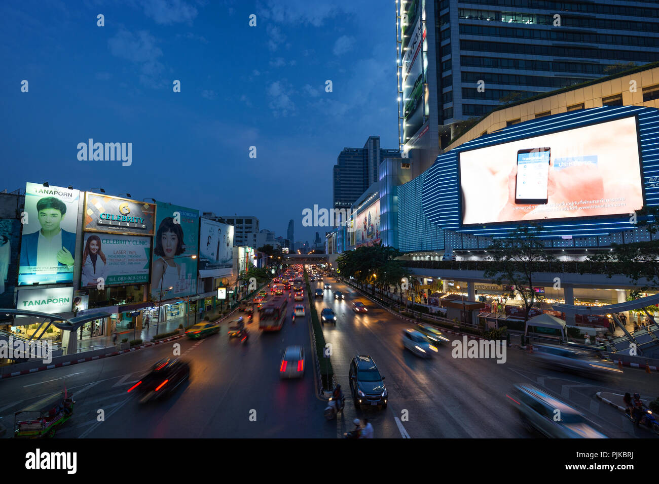 Vista panoramica del traffico su occupato Phayathai Road e MBK Centre shopping mall e altri edifici nel centro cittadino di Bangkok, Thailandia, al tramonto. Foto Stock