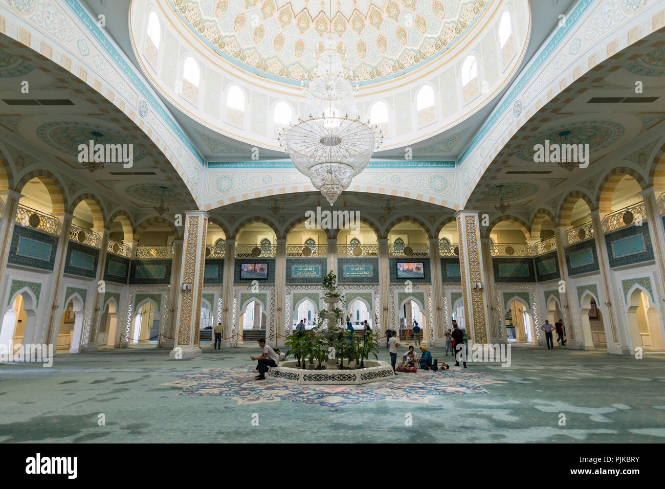 Ad Astana, Kazakistan, 3 Agosto 2018: vista interna del nuovo Hazrat la Moschea del Sultano di Astana Foto Stock