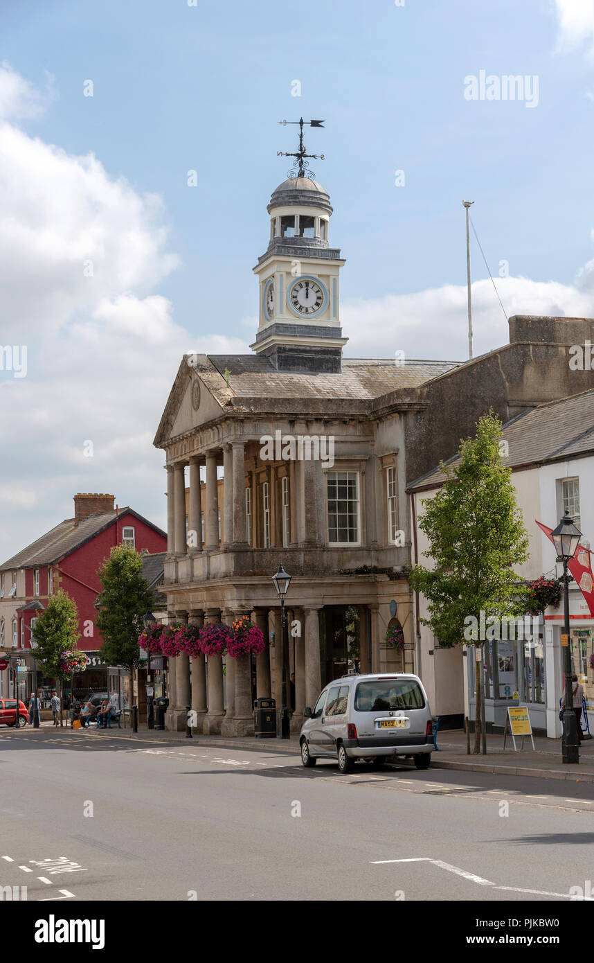 Bietole, Somerset, Inghilterra, Regno Unito. La Guildhall edificio che risale al 1837 ed è un edifico elencato Grade two su Fore Street. Foto Stock