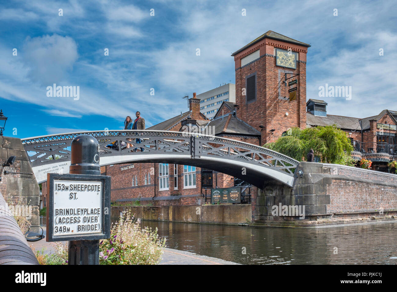 Ghisa ponte su un canale nel centro di Birmingham. Foto Stock