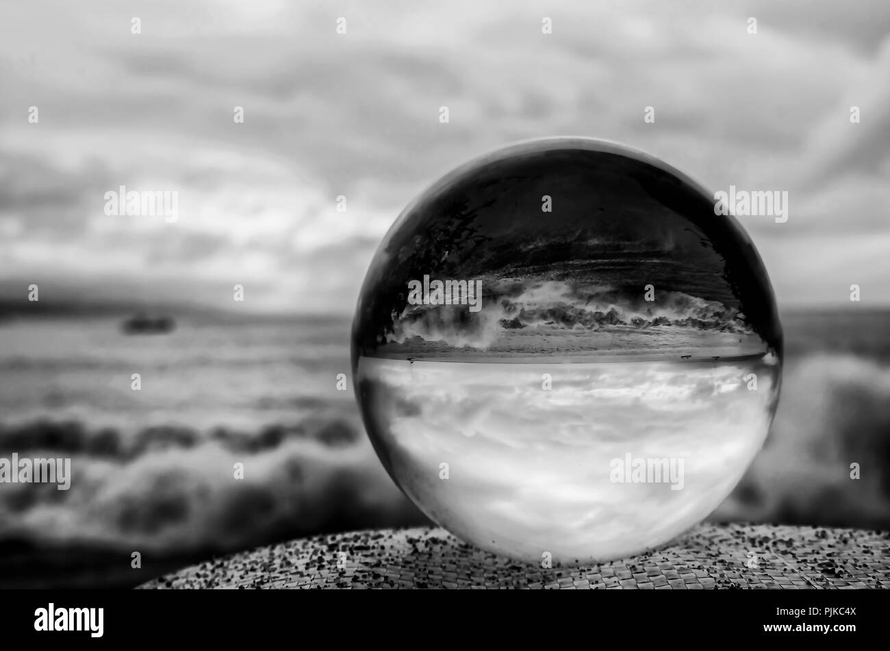 Mare tempestoso e Sky in immagini in bianco e nero presa attraverso il vetro o la sfera di cristallo Foto Stock