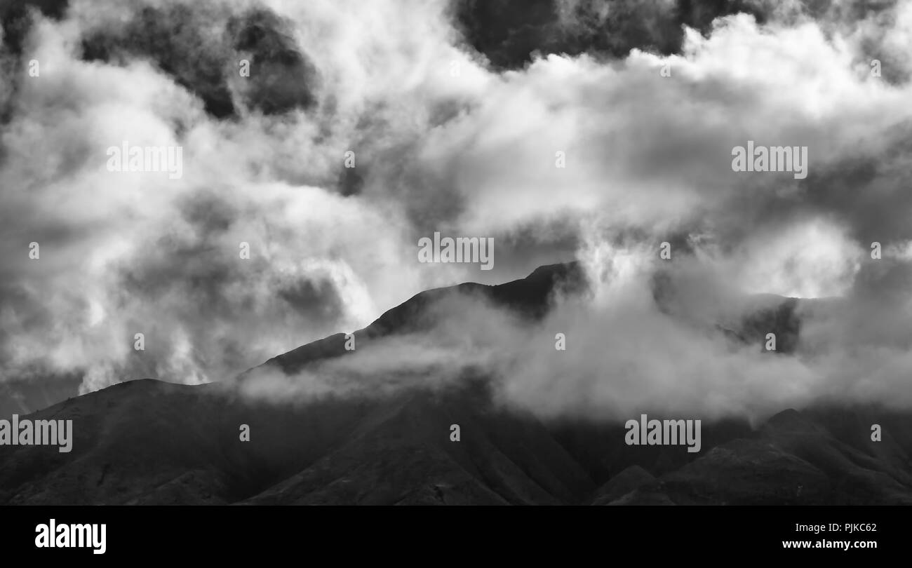 Bianco e Nero montagna cresta con Le nuvole al di sopra e al di sotto di Foto Stock