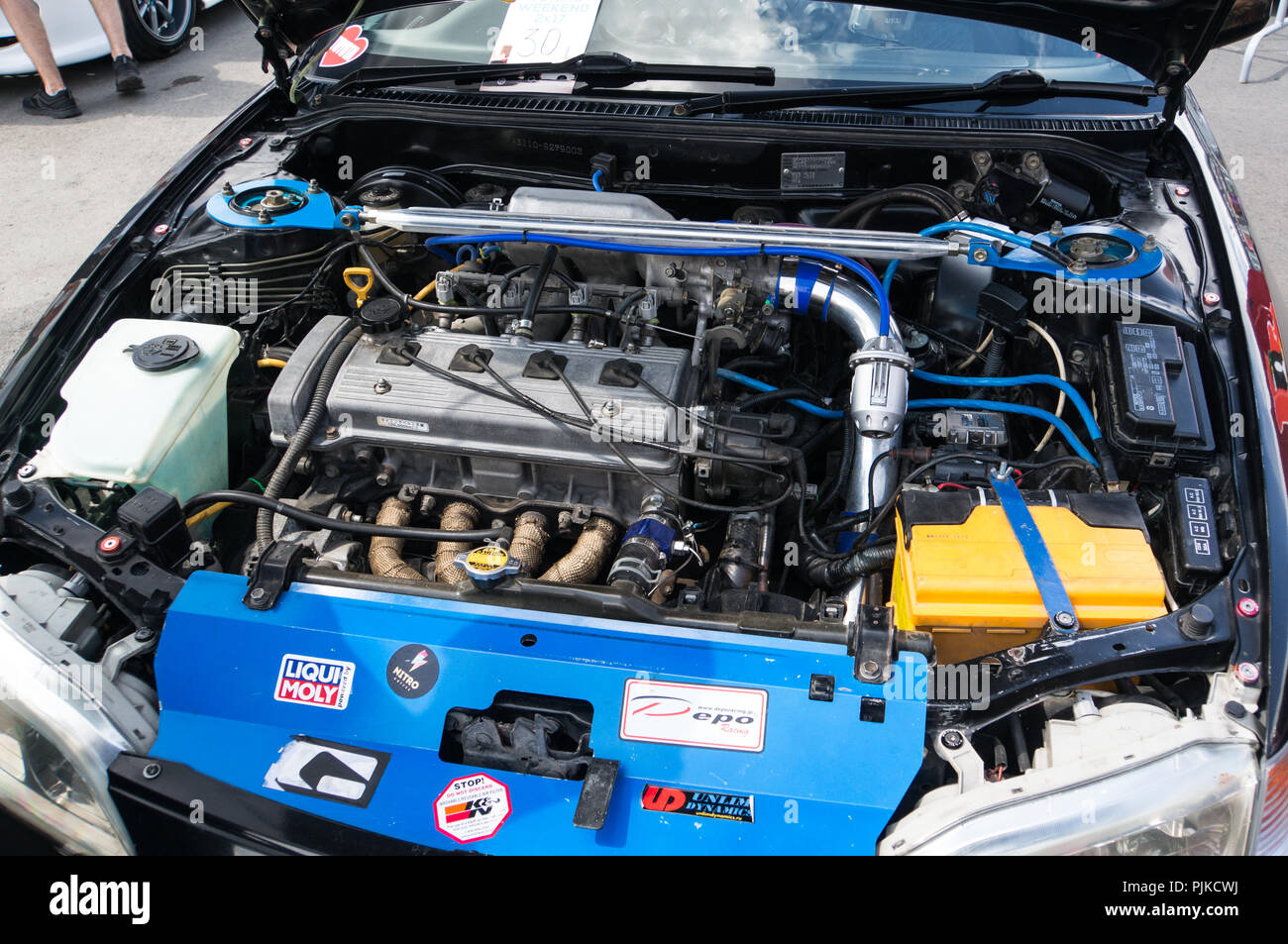 Aprire il cofano con il motore Toyota tuning re alla mostra di auto  elaborate. Barnaul 15 Jun 2017 Foto stock - Alamy