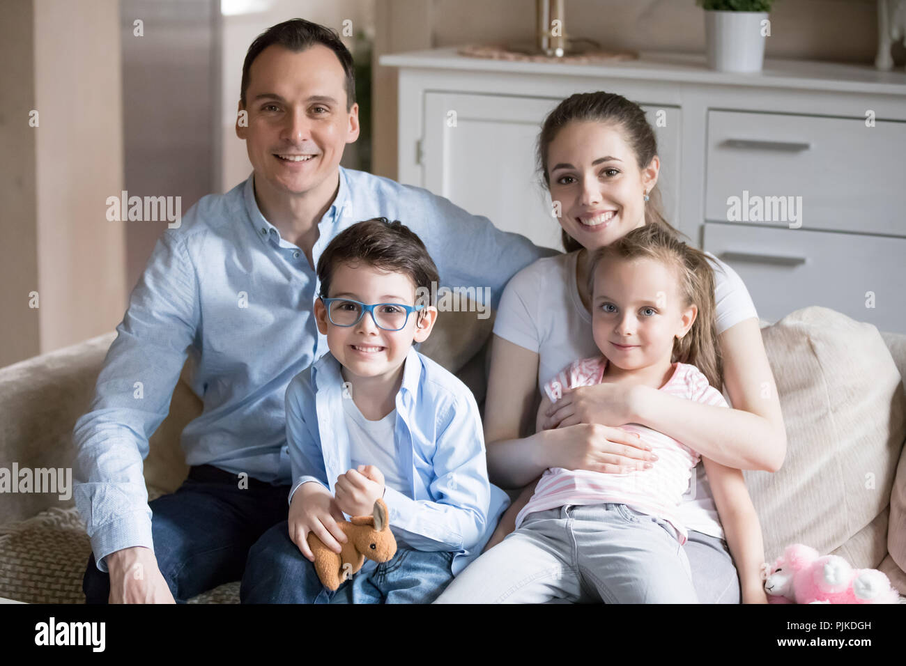 Ritratto di giovane felice famiglia di quattro persone che posano per una foto Foto Stock