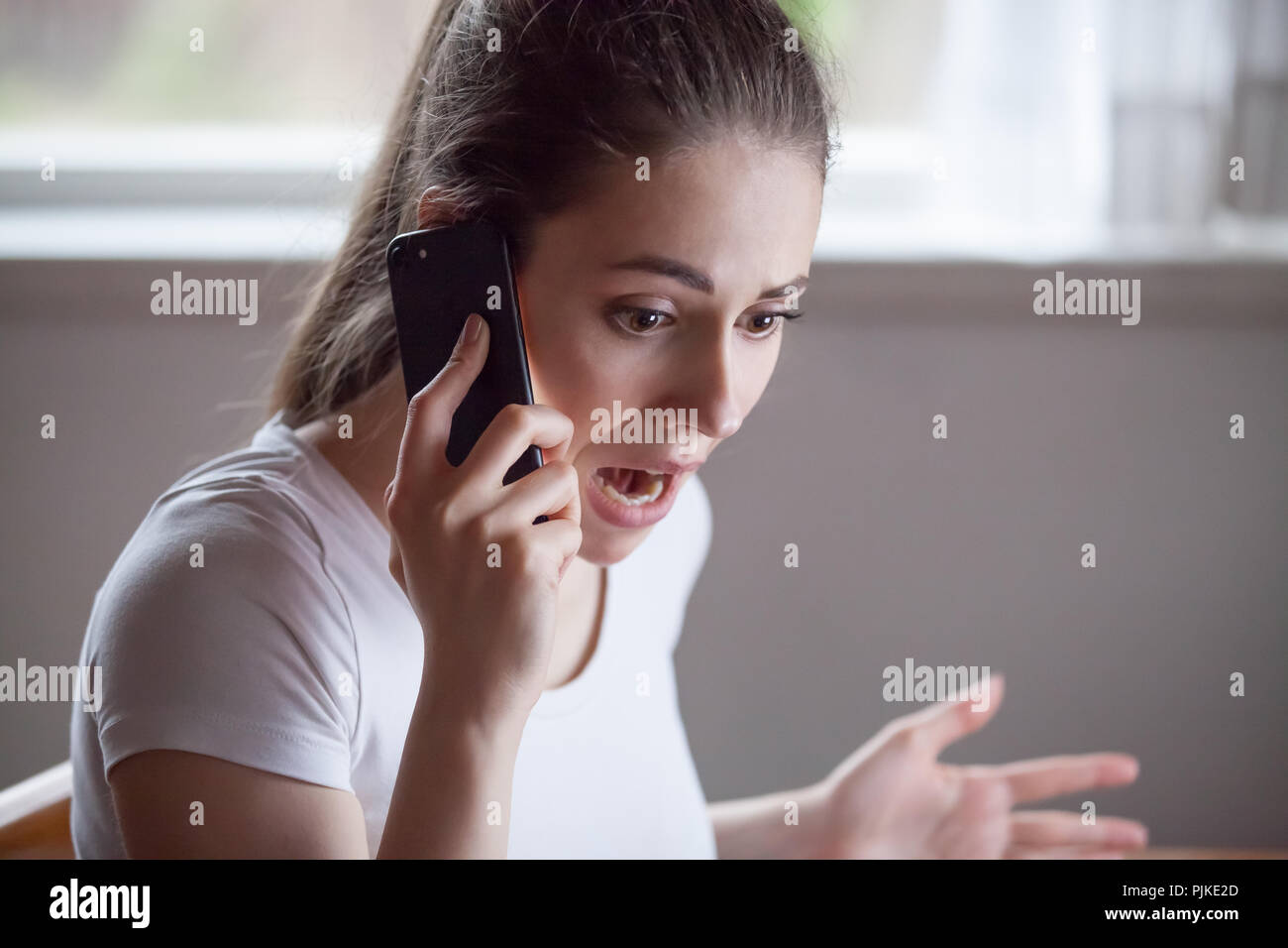 Scioccato donna devastata dalle cattive notizie sentito al telefono Foto Stock