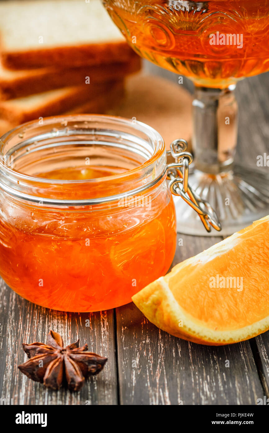 In casa arancione inceppamento nel vasetto di vetro su tavola, close up Foto Stock
