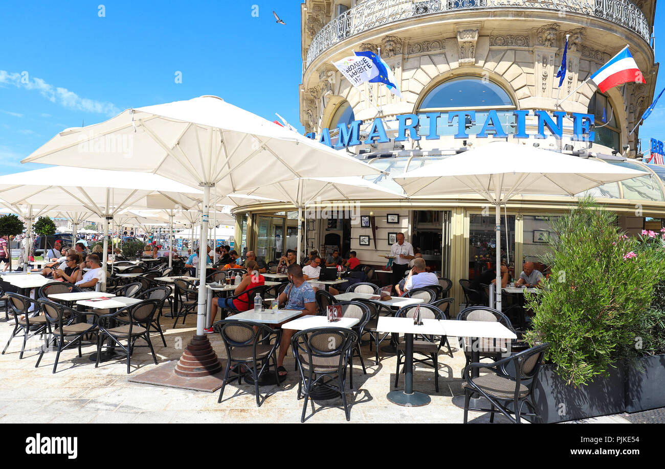 Marsiglia, France-August 10, 2018 : uno degli ultimi del vecchio-stile brasserie sul vecchio porto di Marsiglia in Francia La Samaritaine ha celebrato il suo c Foto Stock