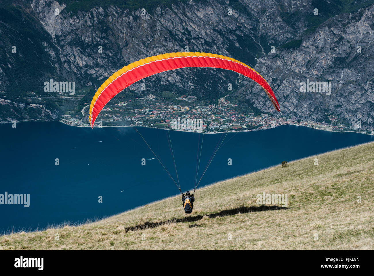 Il lago di Garda con parapendio luogo di partenza a monte Baldo a Malcesine, Veneto, Italia Foto Stock