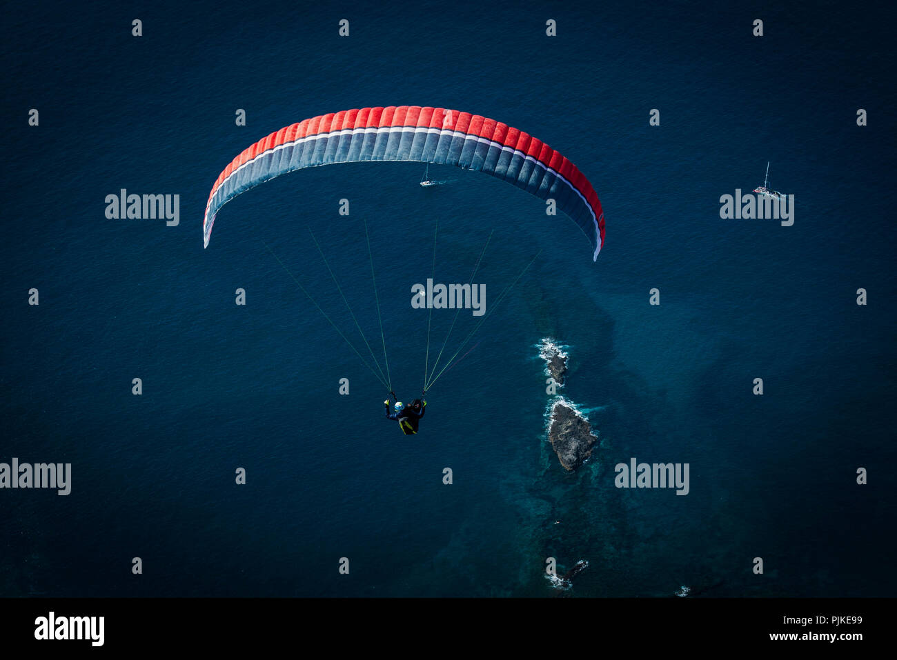 Parapendio oltre oceano Atlantico, costa ovest di Tenerife, La Caleta, isola vulcanica, vista aerea, Isole Canarie, Spagna Foto Stock