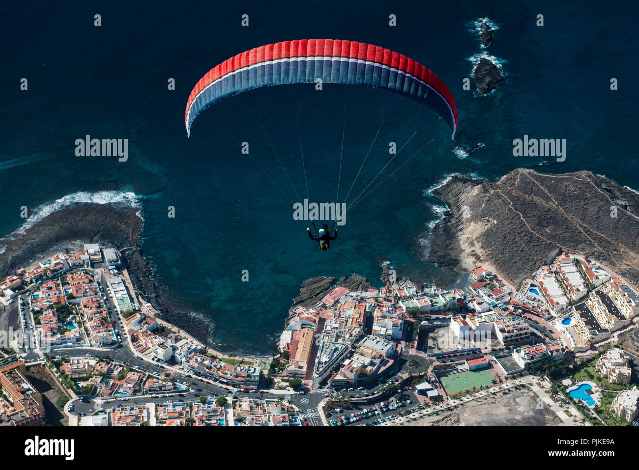 Parapendio oltre oceano Atlantico, costa ovest di Tenerife a La Caleta, isola vulcanica, vista aerea, Isole Canarie, Spagna Foto Stock