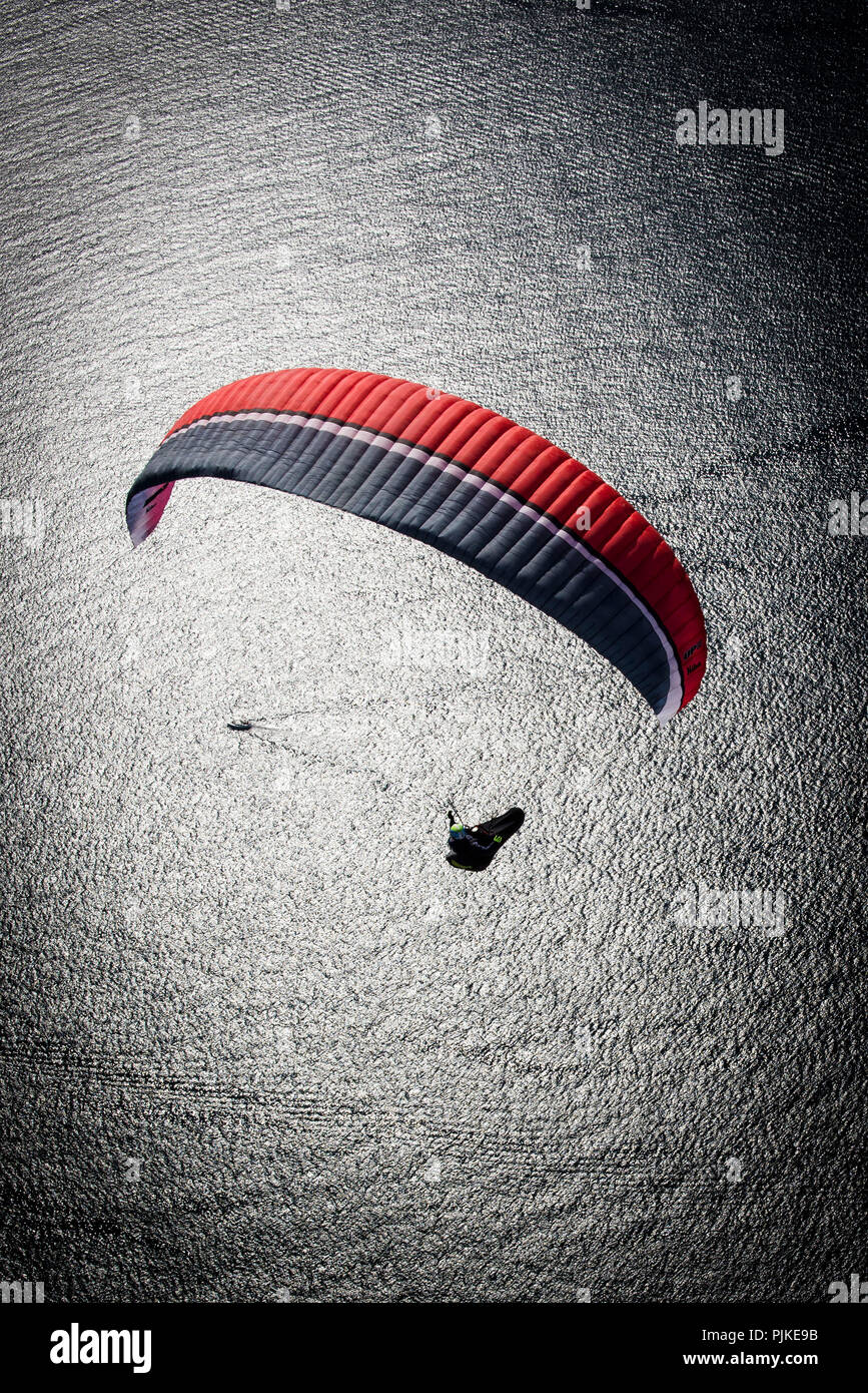 Parapendio oltre oceano Atlantico, costa ovest di Tenerife, isola vulcanica, vista aerea, Isole Canarie, Spagna Foto Stock