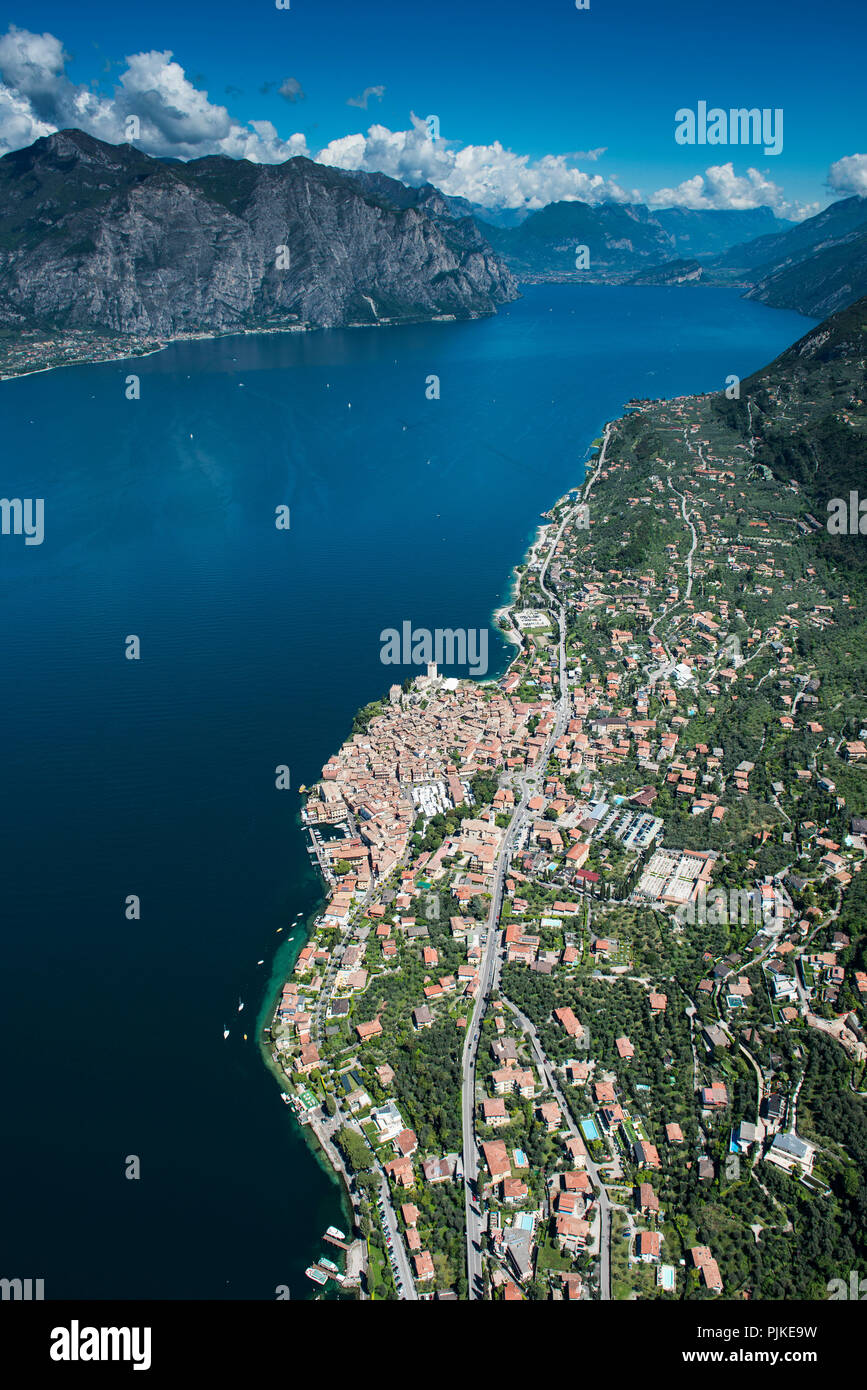 Il centro storico di Malcesine con il nord del Lago di Garda, vista aerea, Veneto, Italia Foto Stock