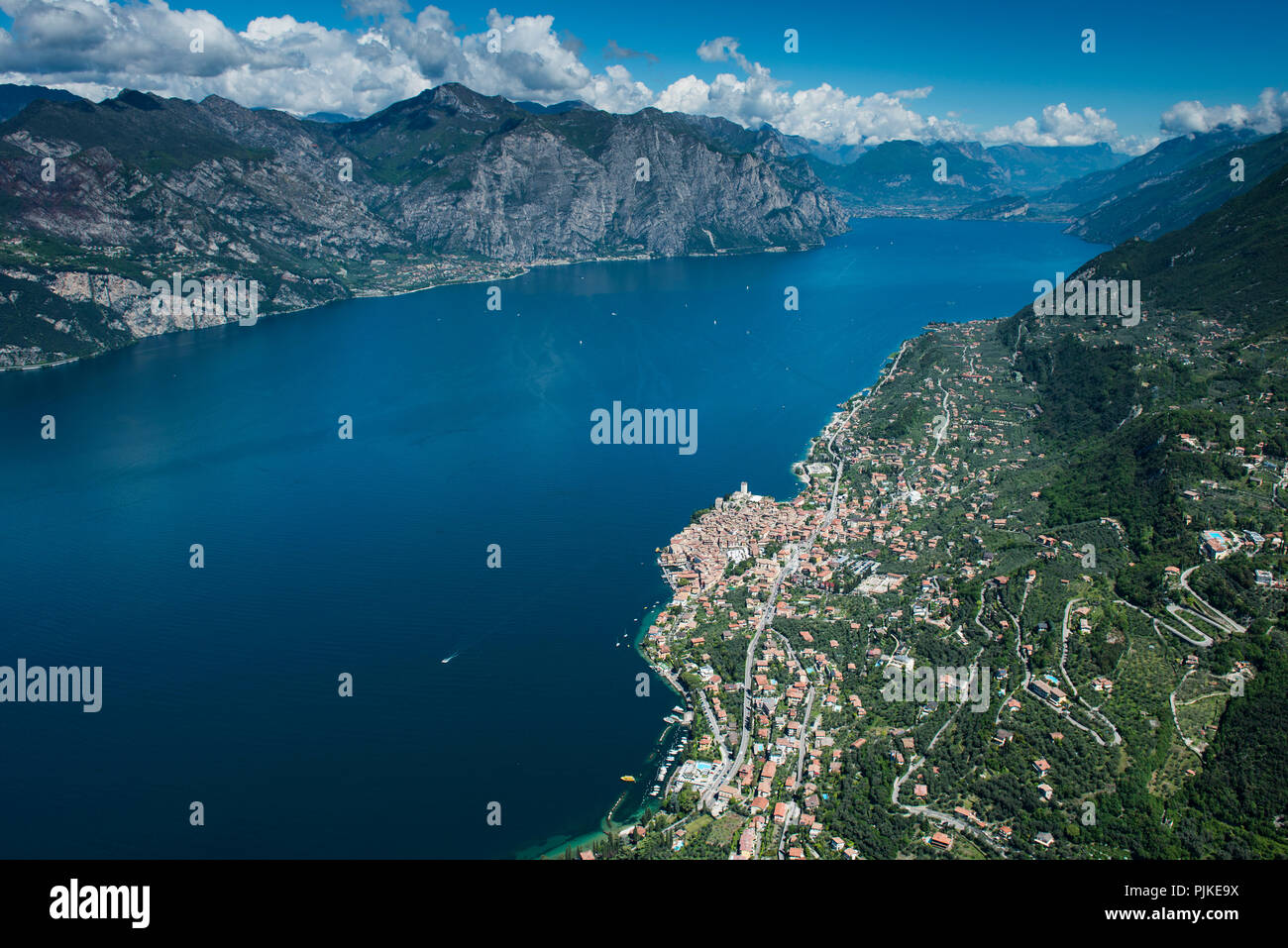 Il centro storico di Malcesine con il nord del Lago di Garda, vista aerea, Veneto, Italia Foto Stock