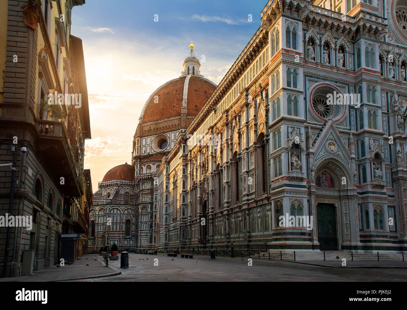 Piazza del Duomo e Cattedrale di Santa Maria del Fiore a Firenze, Italia Foto Stock