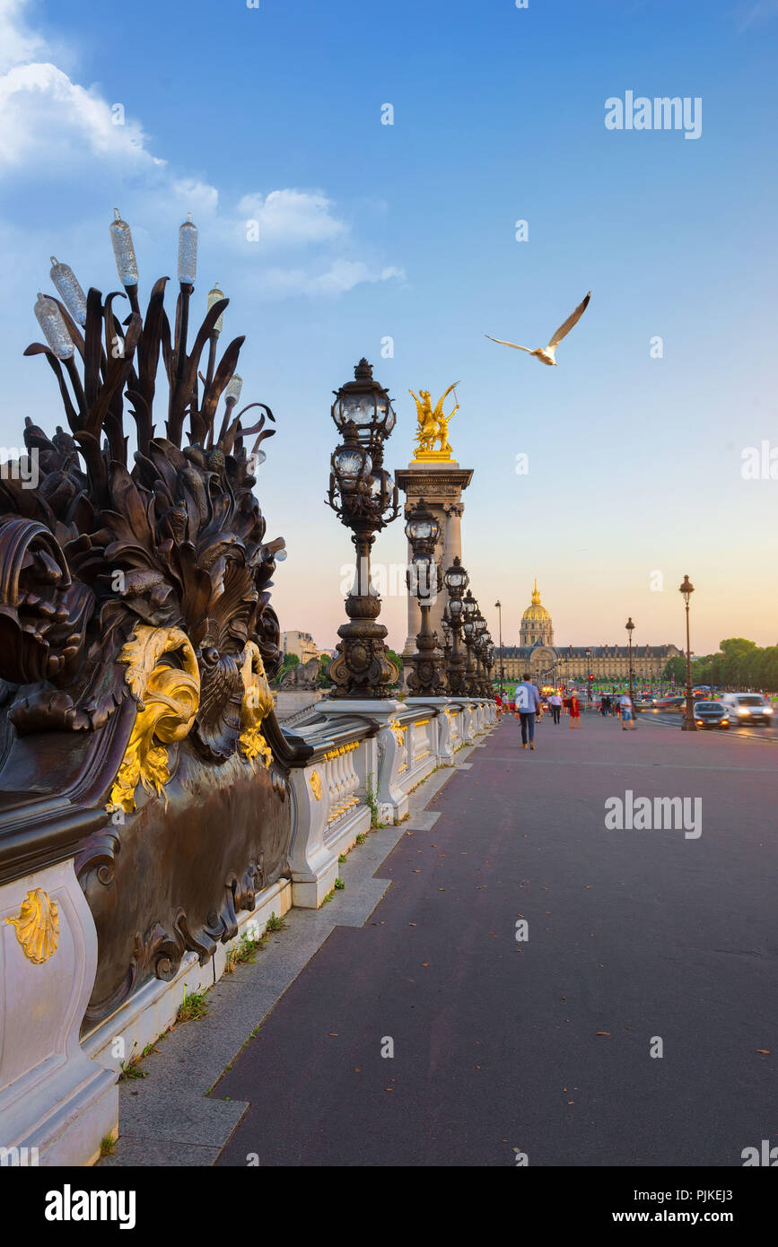 Vista su Les Invalides dal ponte Alexandre III a Parigi al tramonto, Francia Foto Stock
