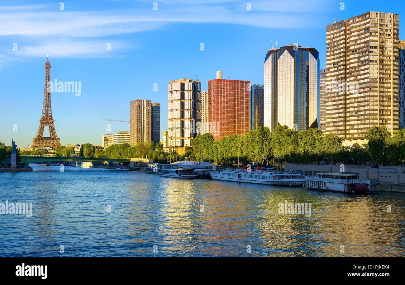 Moderno distretto di grattacieli sulla Senna con vista sulla Torre Eiffel a Parigi, Francia Foto Stock