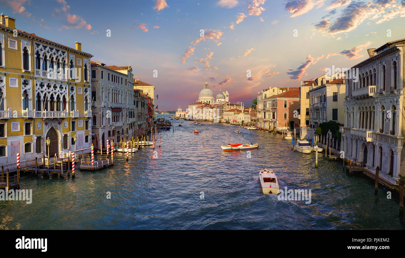 Barca a Canal Grande a Venezia, Italia Foto Stock