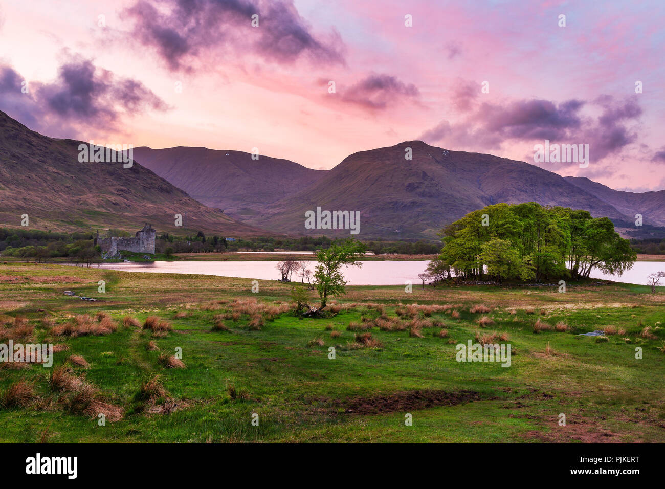 Di sera e il tramonto a Kilchurn Castle Foto Stock