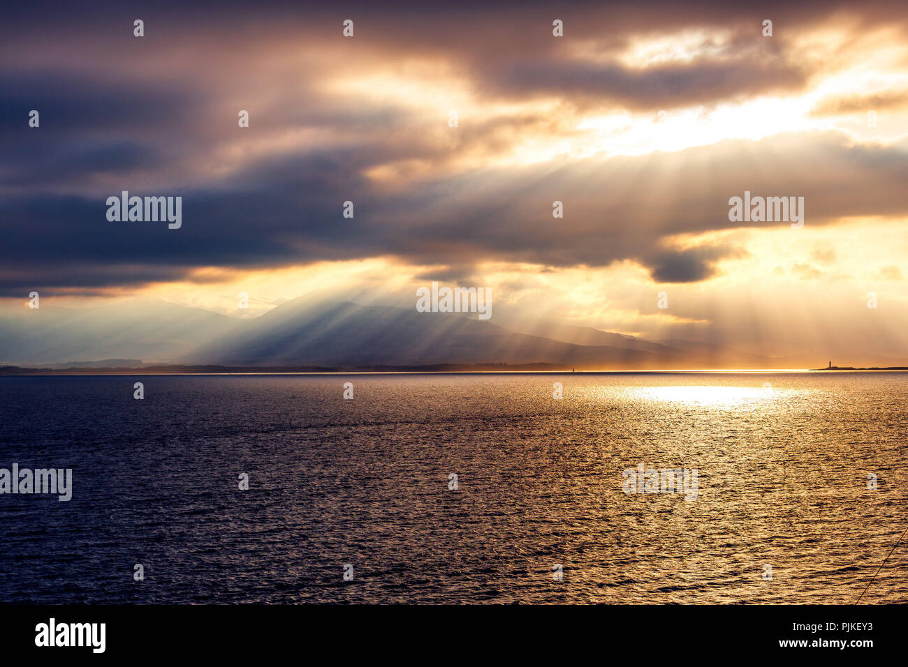 Tramonto sul mare tra Oban e Craignure Foto Stock