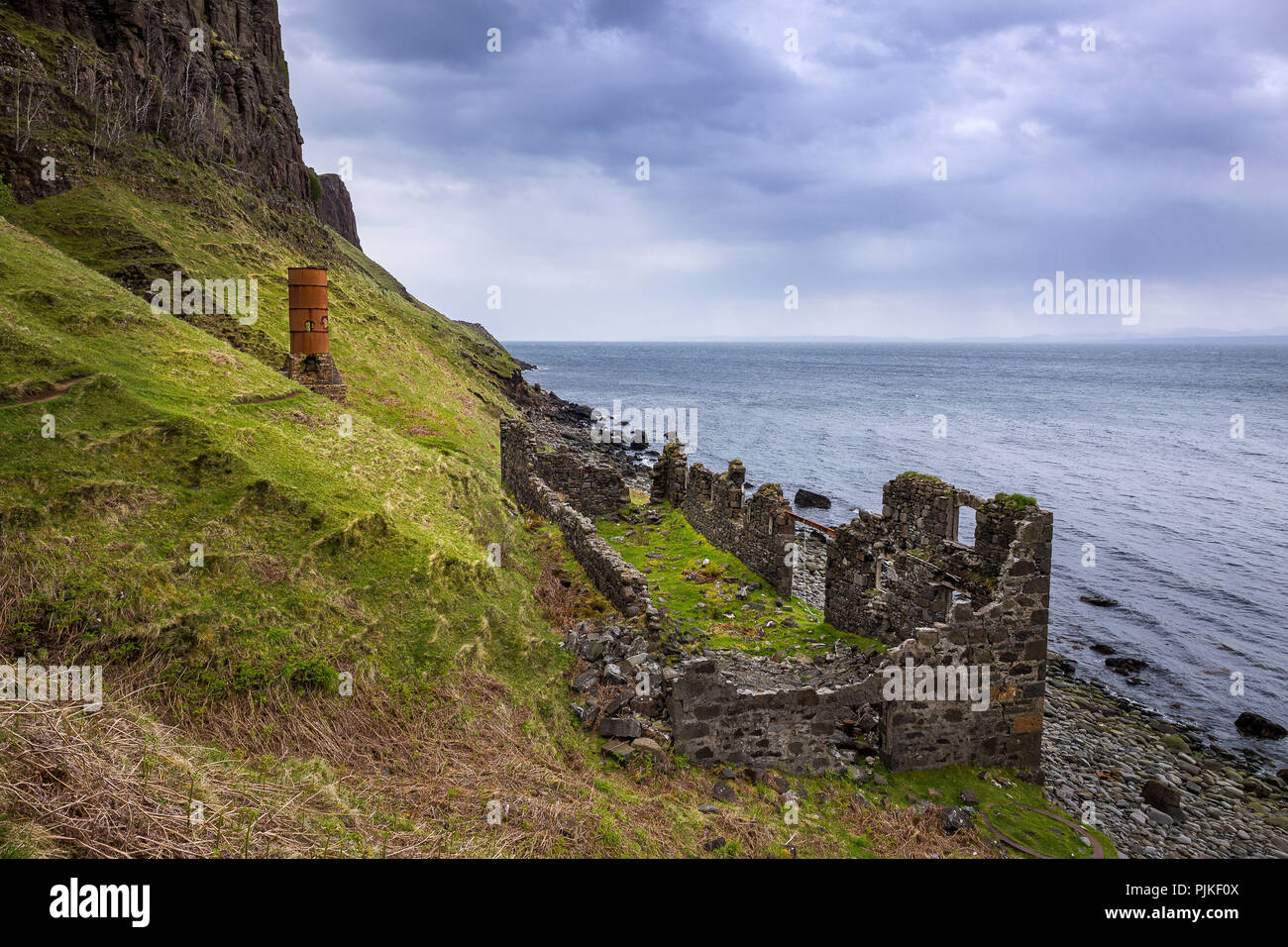 Le antiche rovine di una fabbrica di dinamite, Isola di Skye Foto Stock