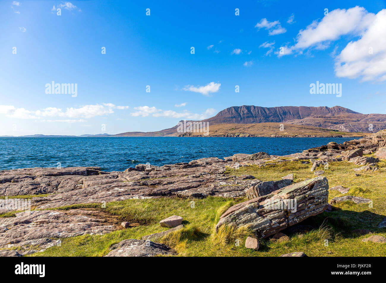 Costa di Rhue all'ingresso del Loch Ginestra Foto Stock