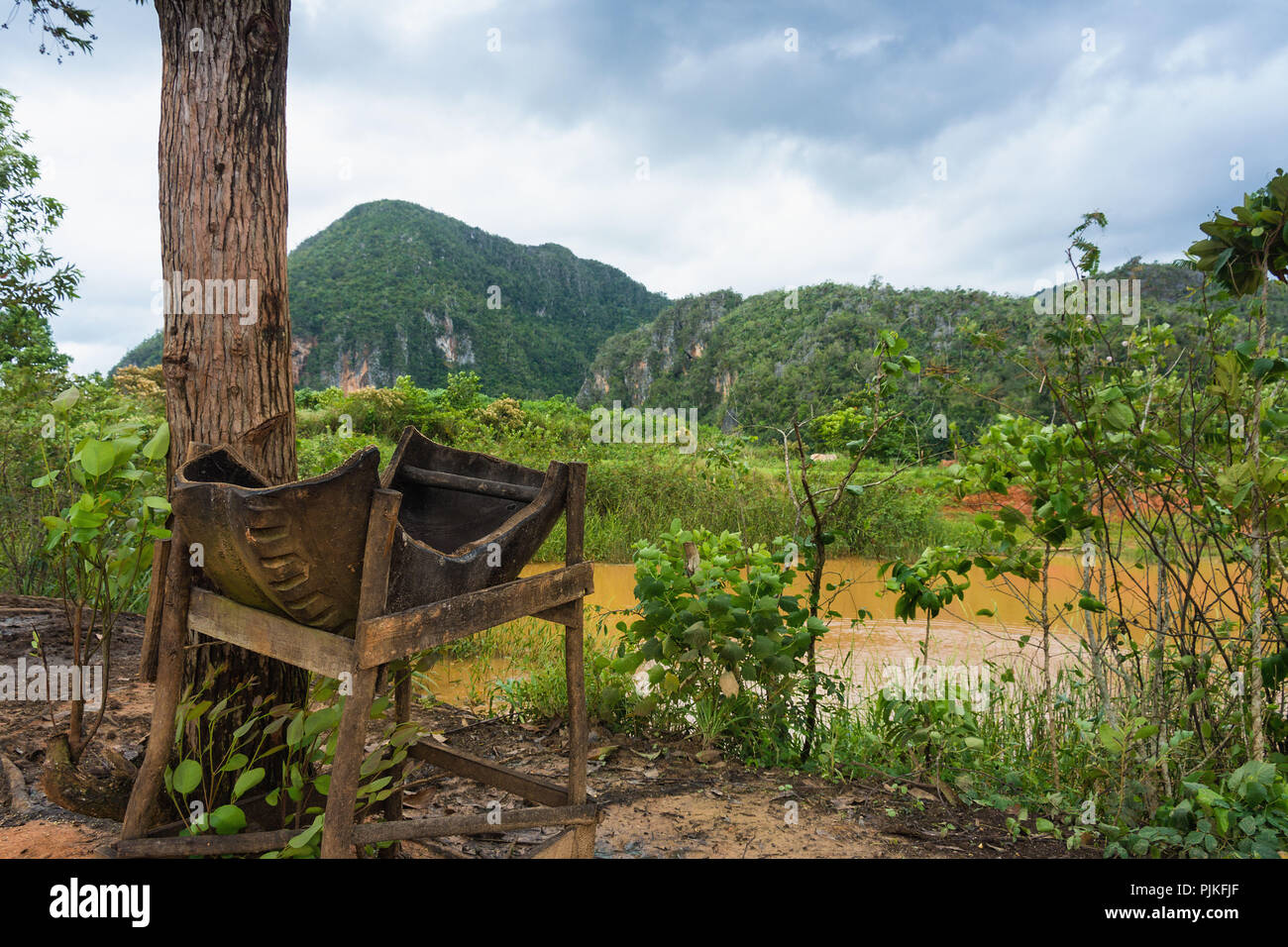 Cuba, Vinales Valley / Valle de Vinales, irrigazione fatta di pneumatici per auto Foto Stock