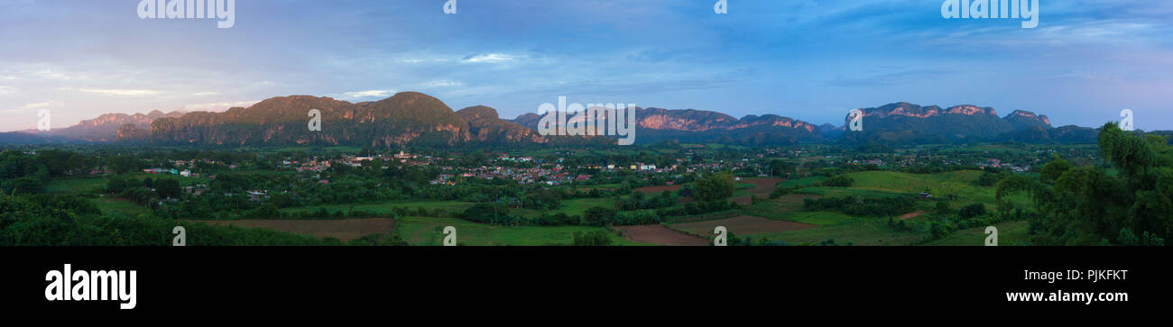 Panorama, Cuba, Vinales Valley / Valle de Vinales, Patrimonio Mondiale dell UNESCO Foto Stock