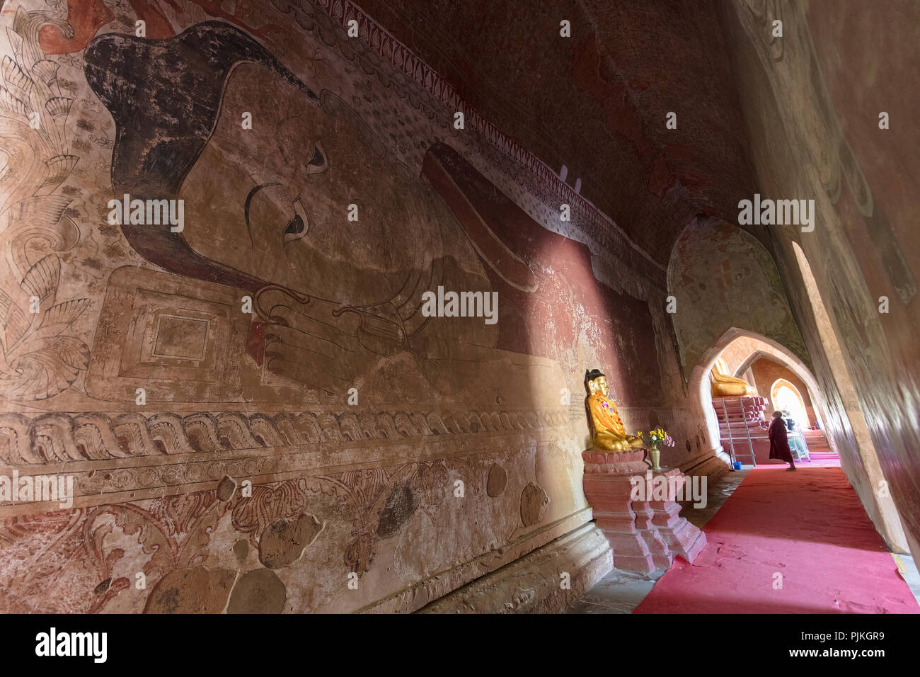 Dettaglio degli affreschi e un Buddha reclinato all'interno del 'ulamani tempio". Minnanthu villaggio, a sud-ovest di Bagan, Myanmar (Birmania). Foto Stock