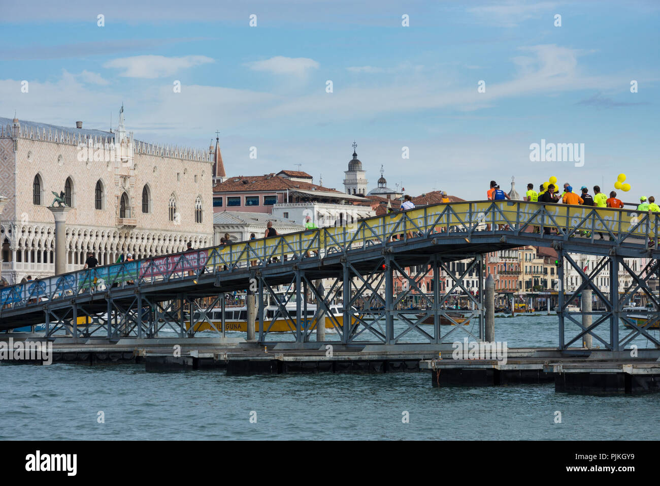 Venezia, maratona, pontoon ponte tra edificio doganale e di Piazza San Marco Foto Stock